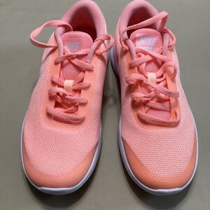 NWOT Nike Flex Experience RN7 running shoes